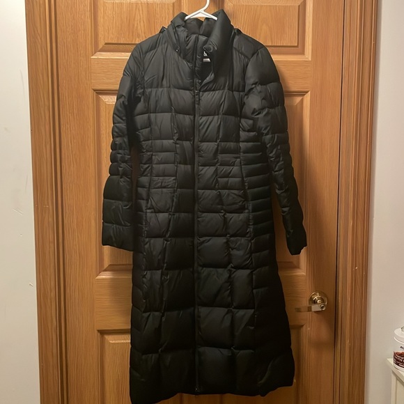 North Face small puffer long coat. It is sure to keep you warm! - Picture 3 of 11